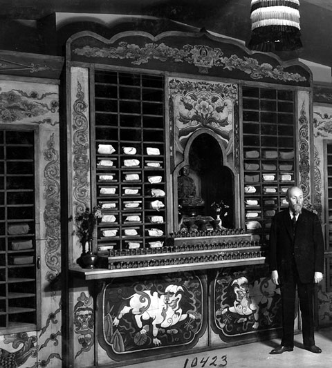 Н.К. Рерих в Восточном зале музея Рериха в Нью-Йорке.1929 г.