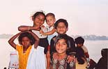 Дети у храма в Дакшинешваре.