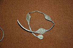 Ромбощитковое височное кольцо (украшение женское), найденное в усадебном парке Извары. 12-13 вв.